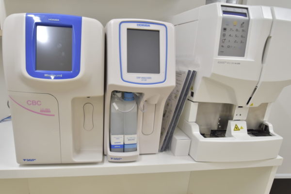 院内血液検査（血算、CRP）装置（左）、グリコヘモグロビン（HbA1c）測定装置（右）